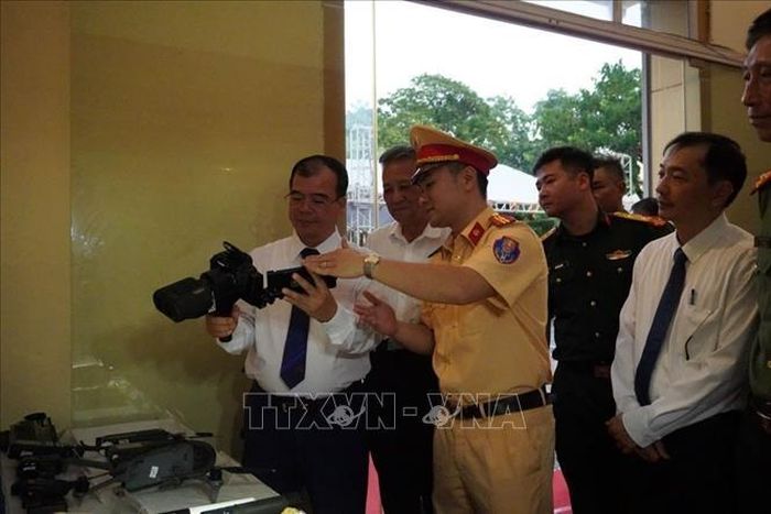 Các đại biểu tham quan triển lãm.