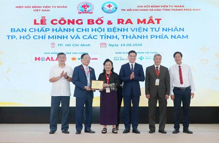 Bà Trần Thị Lâm, Chủ tịch sáng lập Tập đoàn Hoa Lâm, Trưởng ban Ủy ban Chiến lược Khu Y tế Kỹ thuật cao TP Hồ Chí Minh giữ chức Chủ tịch Chi hội Bệnh viện Tư nhân TP Hồ Chí Minh và các tỉnh, thành phía Nam nhiệm kỳ 2026 - 2029.