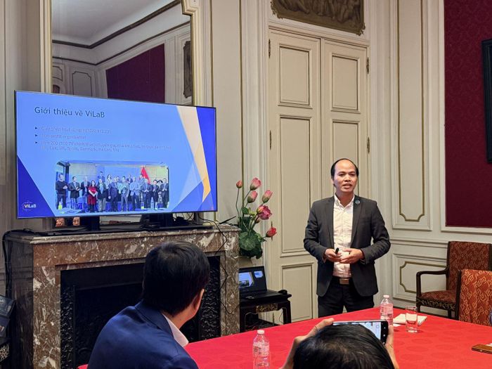 Chủ tịch ViLab Phùng Quốc Trí giới thiệu mô hình của Hội với Đoàn công tác thành phố Huế, tại Brussels tháng 6/2026.