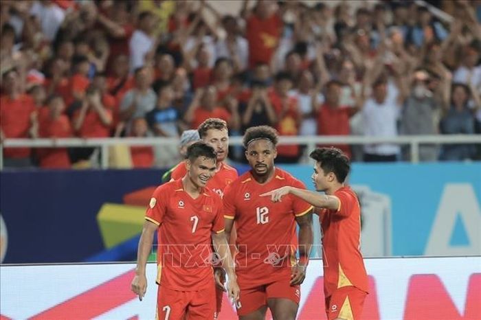 Xuân Son ăn mừng với đồng đội sau ghi bàn thắng ấn định chiến thắng 2-0 cho đội tuyển Việt Nam. Ảnh: Minh Quyết/TTXVN
