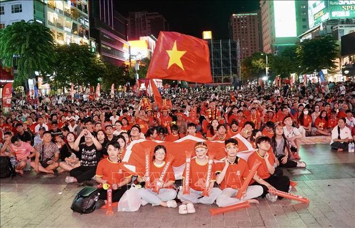 Đông đảo người hâm mộ TP Hồ Chí Minh cùng hòa chung sắc đỏ, sẵn sàng tiếp lửa cho đội tuyển Việt Nam trong trận bán kết lượt về ASEAN Hyundai Cup 2026. Ảnh: Trung Tuyến/TTXVN