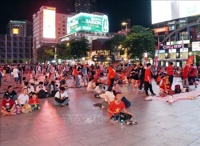 Đông đảo người hâm mộ có mặt tại phố đi bộ Nguyễn Huệ, TP Hồ Chí Minh, chờ theo dõi và cổ vũ đội tuyển Việt Nam trong trận bán kết lượt về ASEAN Hyundai Cup 2026. Ảnh: Trung Tuyến/TTXVN