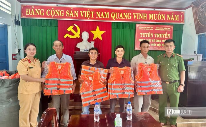 CSGT tuyên truyền pháp luật về giao thông đường thủy nội địa cho người dân dùng phương tiện thô sơ vận chuyển hành khách trên đầm An Khê, xã Khánh Cường.