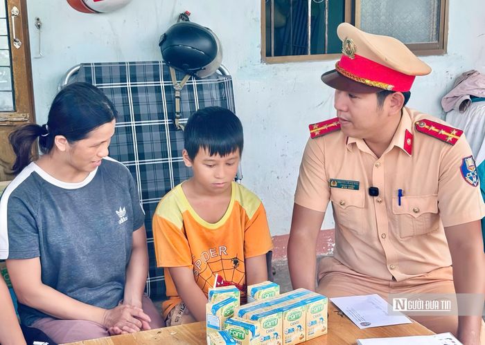 Ngoài công tác tuần tra, kiểm soát, CSGT tỉnh Quảng Ngãi còn có hoạt động trao tặng mũ bảo hiểm đạt chuẩn cho người dân; tổ chức thăm hỏi gia đình chính sách, gia đình có hoàn cảnh khó khăn và thăm viếng nghĩa trang liệt sĩ.