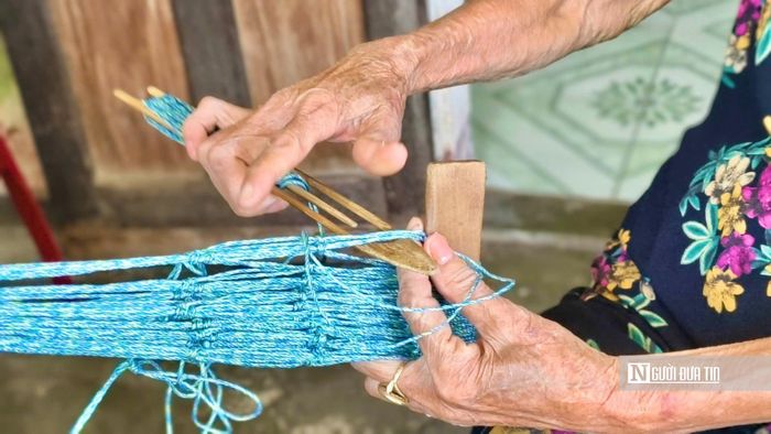 Nghề đan võng ở xã Mỏ Cày, tỉnh Quảng Ngãi vẫn được nhiều gia đình duy trì.