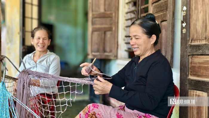 Bà Tám cho biết việc đan không quá nặng nhọc nhưng để làm ra chiếc võng đẹp phải cẩn thận ở từng công đoạn.