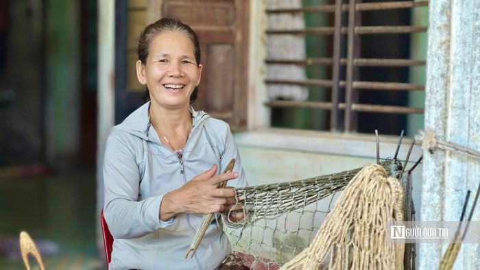 Ở Kiến Khương, những mắt võng vẫn được nối với nhau bằng đôi tay người thợ.