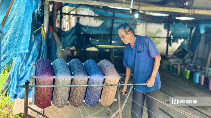 Hiện thôn có hơn 130 hộ tham gia làm võng, trong đó 7 hộ chuyên xe chỉ.