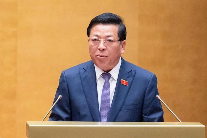 Bộ trưởng Bộ Xây dựng Trần Hồng Minh trình bày tờ trình (Ảnh: Media Quốc hội).