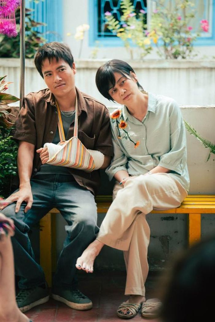 Võ Tấn Phát và NSƯT Tuyết Thu trong phim Lên Hương. Ảnh: NSX.