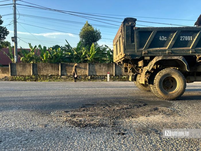 Trong khi đó, vẫn còn rất nhiều vị trí mặt đường xuất hiện tình trạng lún lõm thành “luống cạn” và dồn nhựa, tạo thành những gợn sóng, ổ gà.