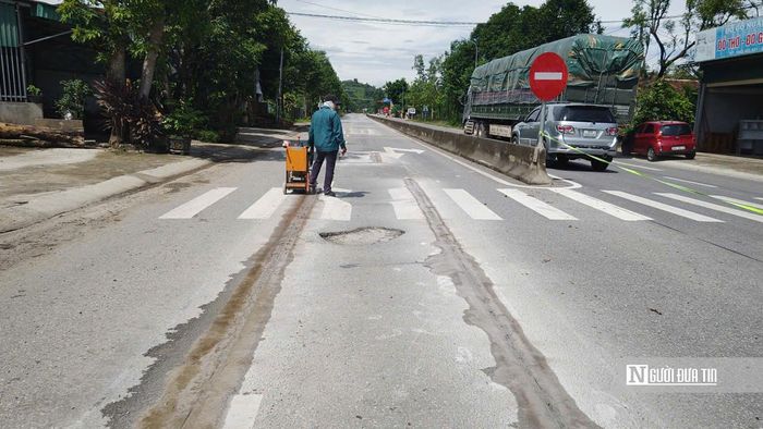 Qua quan sát, những vị trí mặt đường bị lún, trồi được cào bóc toàn bộ lớp bê tông nhựa hư hỏng bằng máy cào chuyên dụng. Sau đó, công nhân sẽ xử lý lại bề mặt trước khi tưới nhựa dính bám, thảm lớp bê tông nhựa nóng mới và lu lèn nhiều lượt để bảo đảm độ chặt, độ bằng phẳng theo thiết kế.