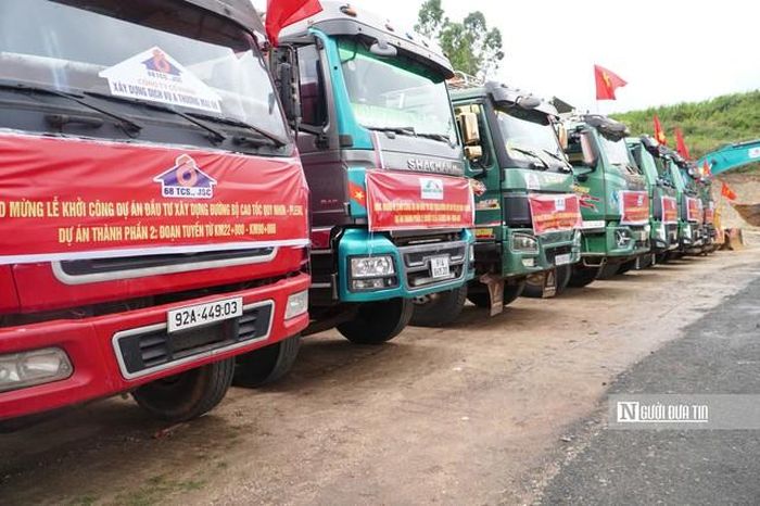 Các nhà thầu tập trung máy móc, thiết bị tại lễ khởi công