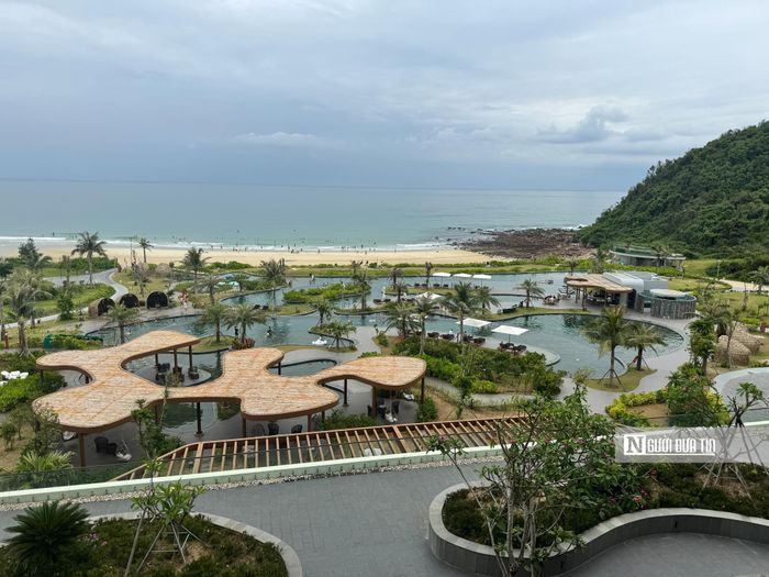 Tỉnh Quảng Ninh cũng đang thu hút khách du lịch biển đảo du lịch với thiên nhiên vẫn giữ được cảnh sắc hoang sơ.