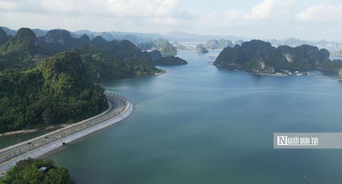 Con đường bao biển từ Hà Long đi Cẩm Phả được nhiều du khách đánh giá là độc đáo và cảnh sắc đẹp rất đáng trải nghiệm tại Quảng Ninh.