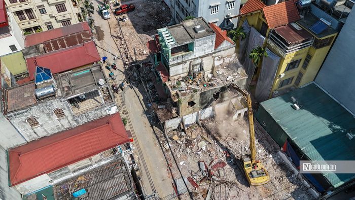 Các loại phế thải, vật liệu xây dựng cũng đang được vận chuyển khỏi khu vực để sớm hình thành mặt bằng sạch.