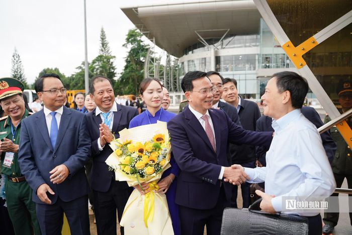 Lãnh đạo tỉnh Lâm Đồng bắt tay, tặng hoa chúc mừng các hành khách trong chuyến bay đầu tiên sau khi sân bay Liên Khương hoạt động trở lại.