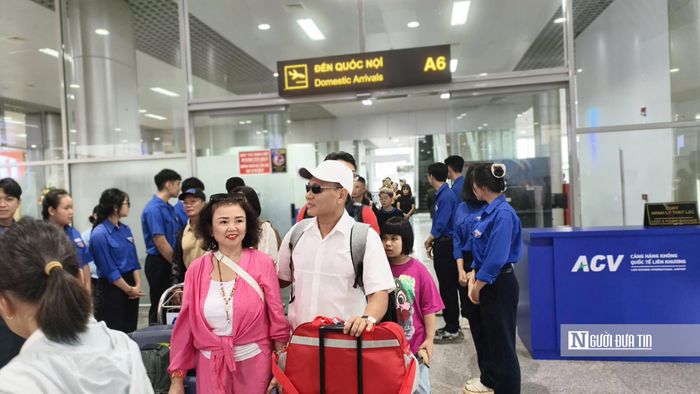 Những du khách đầu tiên đến Lâm Đồng bằng đường hàng không sáng 19/8.
