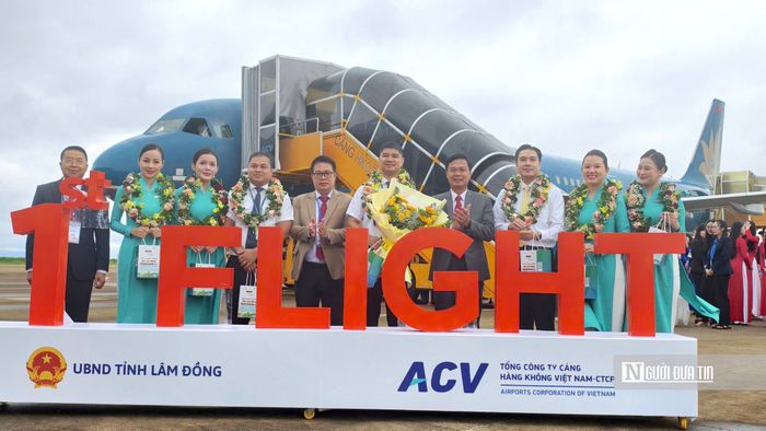 Lãnh đạo tỉnh Lâm Đồng tặng quà cho phi hành đoàn của chuyến bay.