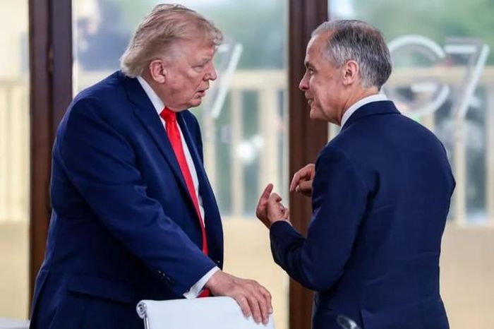 Tổng thống Mỹ Donald Trump nói chuyện với Thủ tướng Canada Mark Carney trong buổi làm việc thuộc khuôn khổ Hội nghị thượng đỉnh G7, tại Evian, miền Đông nước Pháp, ngày 16/6/2026. (Ảnh: Evelyn Hockstein/Pool qua AFP, Aljazeera)