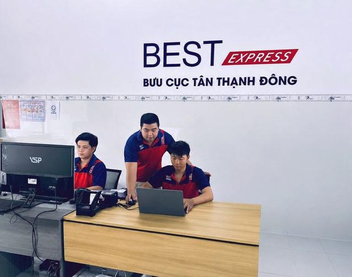 Đội ngũ nhân sự cùng phối hợp vận hành bưu cục.