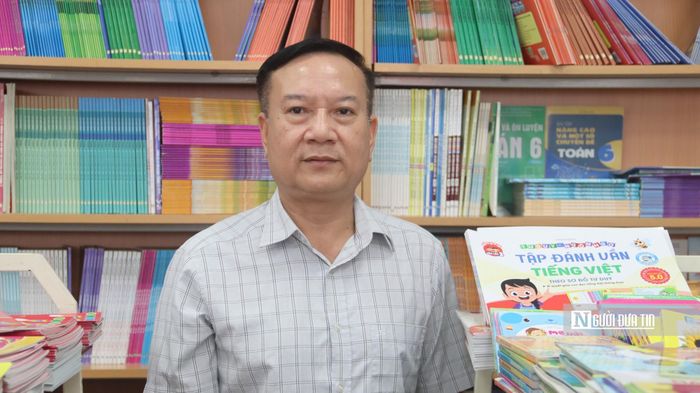 Ông Nguyễn Đăng Thắng, Phó Giám đốc Công ty Cổ phần Sách - Thiết bị trường học Hà Tây (Ảnh: Quốc Tiệp).