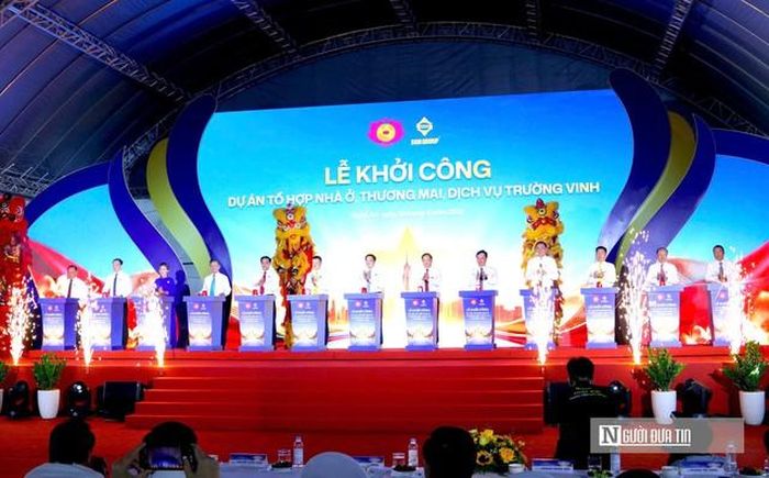 Các đại biểu thực hiện nghi thức khởi công dự án