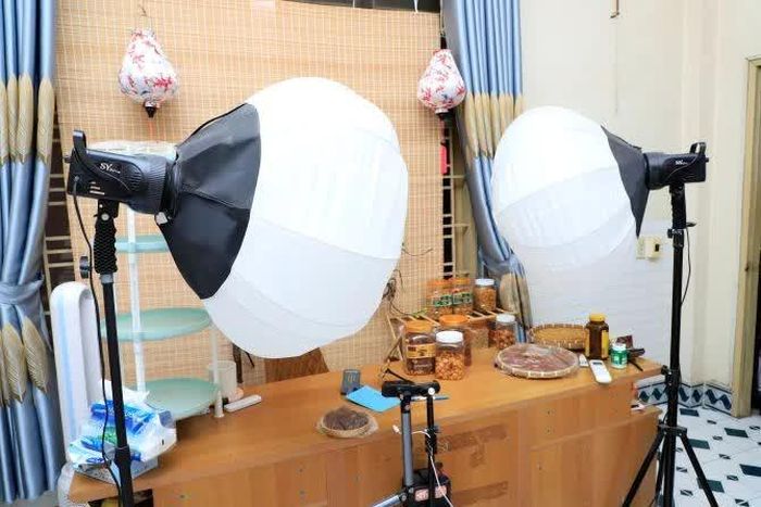 Phòng Nguyễn Thị Thúylivestream quảng cáo, bán hàng. Ảnh: CAĐN.