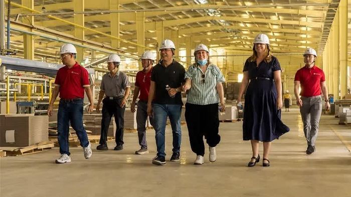 Các đối tác nước ngoài tham quan, khảo sát nhà máy Novita tại Lâm Đồng.