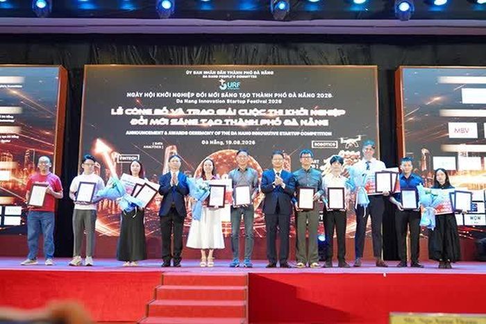 Trao thưởng cho các dự án đạt giải ở bảng Doanh nghiệp.