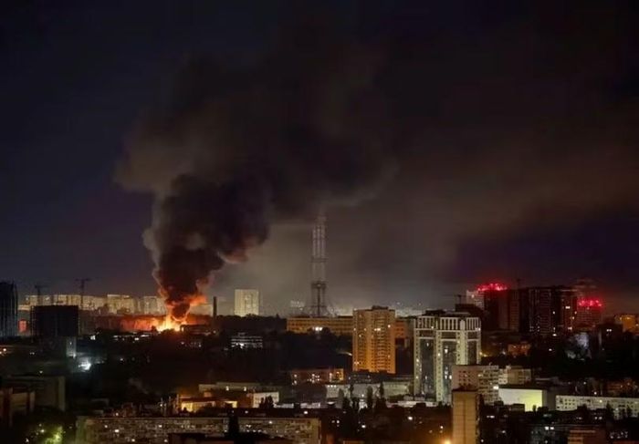 Kiev bốc cháy do tên lửa đạn đạo Nga do lực lượng phòng không không còn tên lửa Patriot để đánh chặn. Ảnh: Reuters.