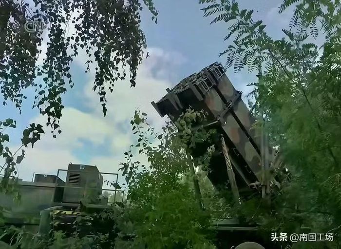 CNN: các xạ thủ khẩu đội Patriot này của Ukraine bất lực nhìn tên lửa Nga bay qua mà không còn tên lửa để đánh chặn. Ảnh: CNN/Sohu.