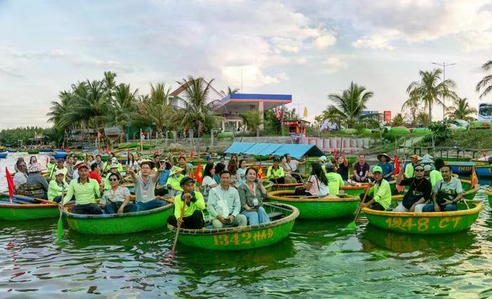 Đoàn Famtrip của Hiệp Hội Liên minh Lữ hành Quốc gia Myanmar tham gia trải nghiệm du lịch tại Khu dự trữ sinh quyển Rừng dừa 7 mẫu Hội An. Ảnh VD.
