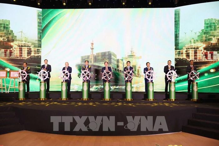 Phó Thủ tướng Lê Tiến Châu cùng các đại biểu thực hiện nghi thức khởi động Khu Thương mại tự do Hải Phòng. Ảnh: Hoàng Ngọc – TTXVN