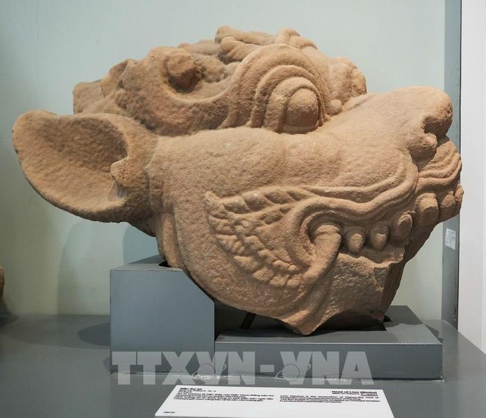 Cổ vật đầu sư tử ở Khu trưng bày cổ vật Chăm trong Kinh thành Huế, thành phố Huế. Ảnh: Nguyên Lý - TTXVN