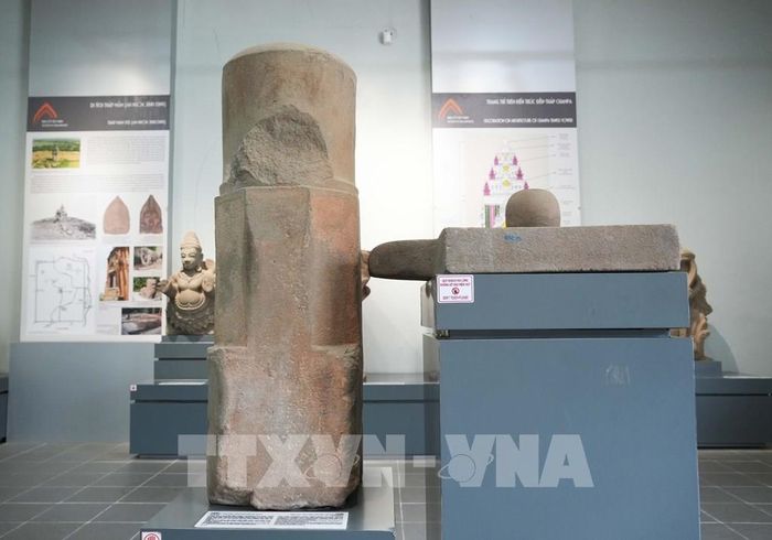 Cổ vật Linga ở Khu trưng bày cổ vật Chăm trong Kinh thành Huế, thành phố Huế. Ảnh: Nguyên Lý - TTXVN