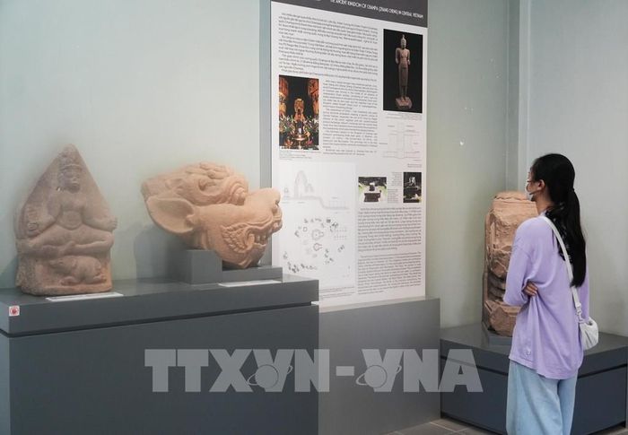 Du khách tham quan, tìm hiểu Khu trưng bày cổ vật Chăm trong Kinh thành Huế, thành phố Huế. Ảnh: Nguyên Lý - TTXVN