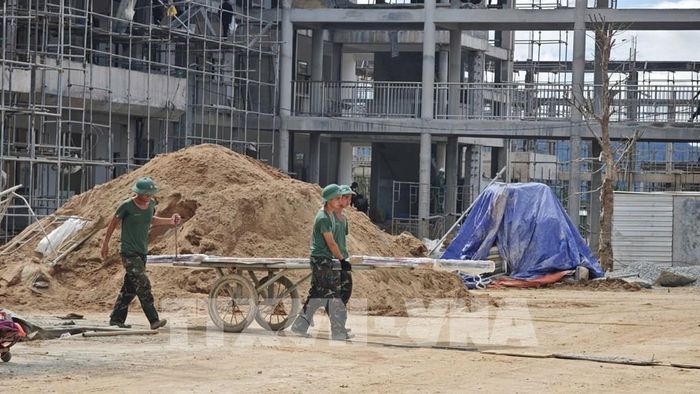 Công trường thi công trường nội trú liên cấp tại xã A Lưới 4. Ảnh: Mai Trang - TTXVN