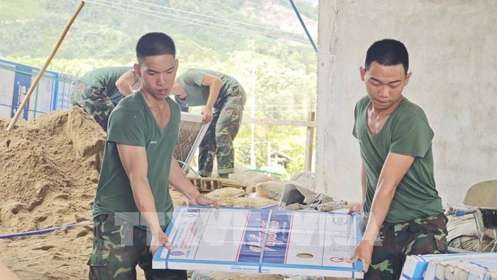 Hơn 150 cán bộ, chiến sĩ bộ đội tham gia xây dựng trường nội trú liên cấp tại xã A Lưới 4. Ảnh: Mai Trang - TTXVN