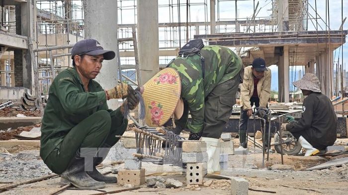 Mỗi ngày có hơn 450 công nhân, lao động và lực lượng bộ đội, biên phòng làm việc trên công trường. Ảnh: Mai Trang - TTXVN
