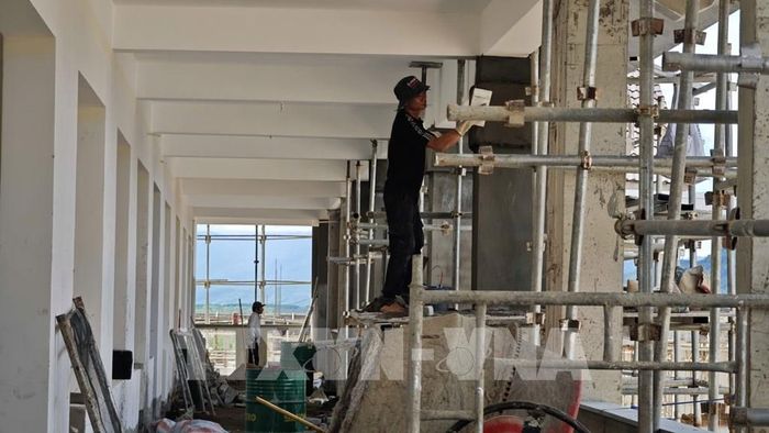 Nhiều hạng mục đang được triển khai khẩn trương để đảm bảo tiến độ hoàn thiện trước ngày 30/8. Ảnh: Mai Trang - TTXVN