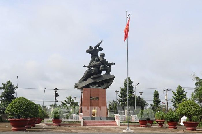 Tượng đài "Ba chiến sĩ gang thép" tại khu Di tích lịch sử Chiến thắng Ấp Bắc ở xã Tân Phú, tỉnh Đồng Tháp, nhắc nhở người dân về lịch sử oai hùng của địa phương. Ảnh: Hữu Chí – TTXVN