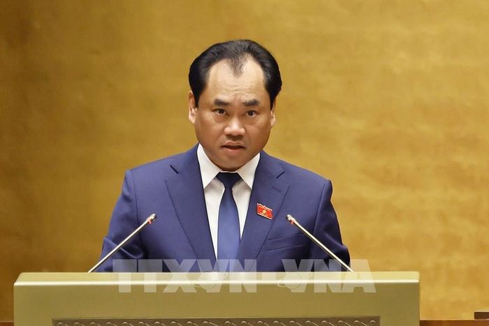 Bộ trưởng Bộ Nông nghiệp và Môi trường Trịnh Việt Hùng, thừa ủy quyền của Thủ tướng Chính phủ, trình bày Tờ trình về định hướng chính sách sửa đổi Luật Đất đai năm 2024. Ảnh: Doãn Tấn - TTXVN