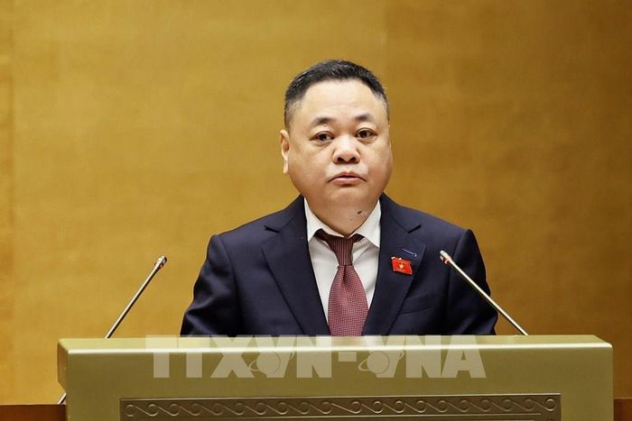 Phó Chủ nhiệm Ủy ban Kinh tế và Tài chính của Quốc hội Nguyễn Ngọc Bảo trình bày báo cáo ý kiến về 02 nội dung: Định hướng chính sách sửa đổi Luật Đất đai năm 2024 và Định hướng chính sách sửa đổi Luật Kinh doanh bất động sản. Ảnh: Doãn Tấn - TTXVN