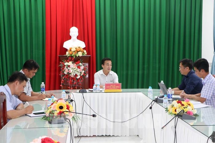 Ông Võ Tứ Phương, Phó Chủ tịch Thường trực UBND xã Hỏa Lựu, yêu cầu các đơn vị liên quan tập trung cao độ cho mục tiêu hoàn thành công trình trong thời gian sớm nhất. Ảnh: Duy Khương – TTXVN