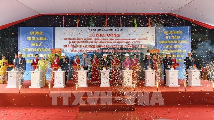 Nghi thức bấm nút khởi công dự án. Ảnh: Sỹ Thắng - TTXVN