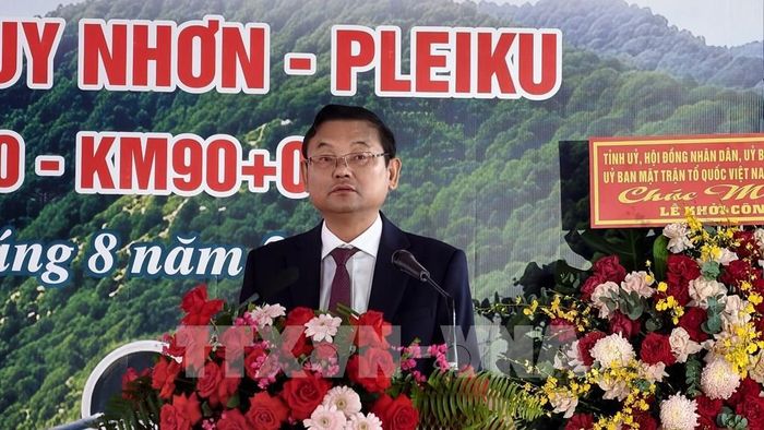 Phó Chủ tịch UBND tỉnh Gia Lai Nguyễn Tự Công Hoàng phát biểu tại lễ khởi công. Ảnh: Sỹ Thắng - TTXVN