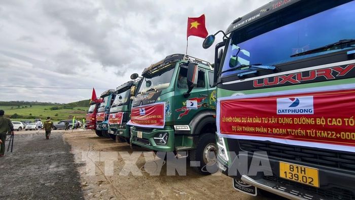 Các phương tiện phục vụ cho dự án tại lễ khởi công. Ảnh: Sỹ Thắng - TTXVN