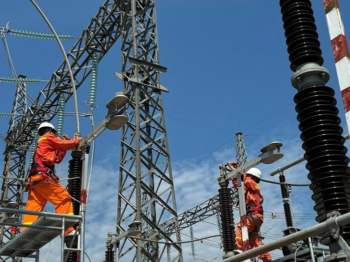 Đội Truyền tải điện Gia Lai vệ sinh bảo dưỡng các thiết bị tại Trạm biến áp 220kV Phù Mỹ. Ảnh:Văn Giáp/Bnews/TTXVN