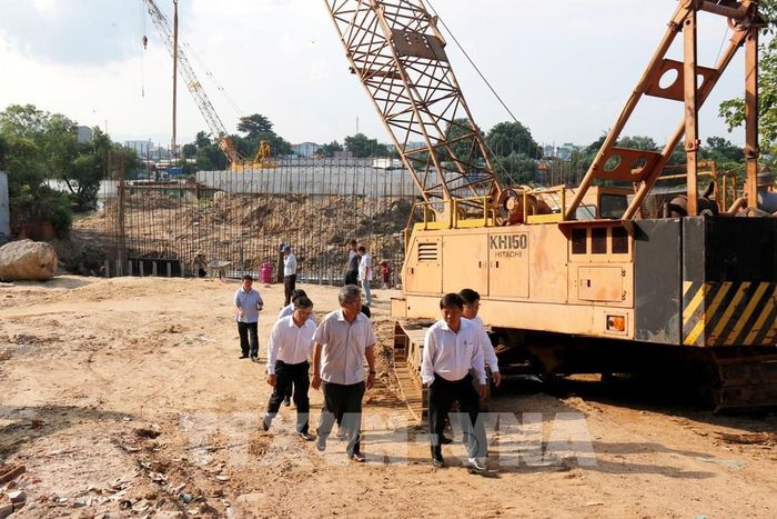 Lãnh đạo tỉnh kiểm tra nhanh tiến độ giải ngân vốn đầu tư công tại Dự án xây dựng cầu Văn Thánh thuộc phường Bình Thuận. Ảnh: Nguyễn Thanh - TTXVN